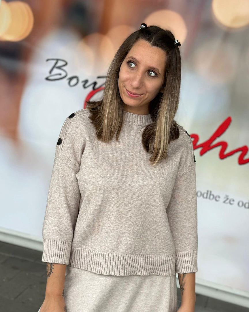 MAJČKA BUTTON DETAIL